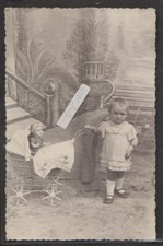 Spielzeug Mädchen  mit Puppenwagen  und  großer Puppe   alte  Fotokarte