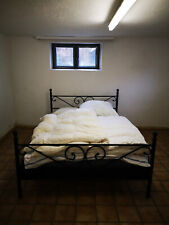 Breites Bett, schwarz Metall 140 x 200 cm inkl. Matraze und Lattenrost