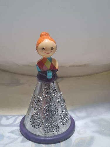 Pylones cheese grater frau - cheese,