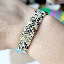 Handgefertigtes Peyote-Armband