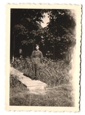 2 Fotografien 2.WK, Fallschirmjäger der Luftwaffe in Uniform mit Knochensack 