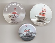 Drei Verschiedene Anstecker der Seenotrettung