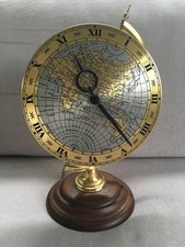 Weltkugel Quarz Uhr " Blessing " Tischuhr Holz / goldfarben Vintage