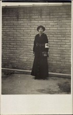 Foto Ak Krankenschwester im Mantel, Armbinde Rotes Kreuz - 10586478