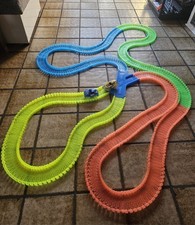 Traxx Rainbow Flexibile Rennbahn, Magic Tracks mit 2 Autos Länge ca.7 Meter
