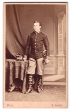 Fotografie G. Heitel, Wien, K.u.K. Soldat in Uniform mit Säbel 