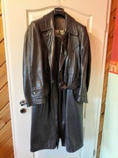 Schwerer alter Ledermantel