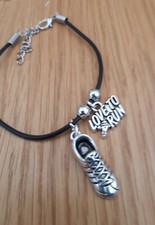 Love To Run & große Trainer Anhänger schwarz Kordel Armband kostenloser Geschenkanhänger & Tasche