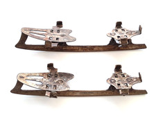 Paar antike Schlittschuhe