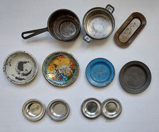 Puppenstube-11 Geschirrteile Blech alt --Teller-Henkeltopf Anbietschale -gebrauc