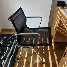 Vitra Aluminium chair EA 107