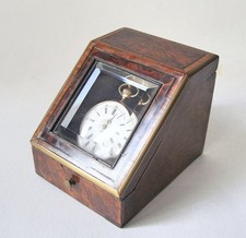 ANTIKE SCHATULLE aus POLIERTEM WURZELHOLZ mit FACETTIERTEM GLAS für TASCHENUHR