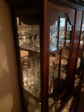 Exclusive Glasvitrine, im englischen Stil, innen verspiegelt aussen verglast. 