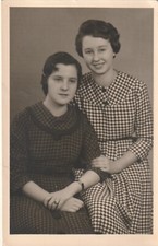 Foto AK Schöne Frauen im Winterkleid Mode Momentaufnahme 40er Jahre