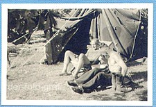 Foto, Rumänien, 2 Soldaten in der Sonne, im Liegestuhl vor dem Zelt, um 1942 !!!