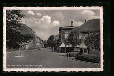 Jessnitz i. Anh., Raguhner Strasse mit Geschäft, Ansichtskarte 1943 
