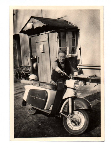 Foto man mit motorroller - foto,