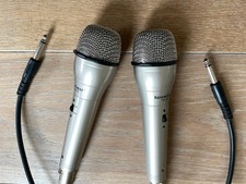 2 Mikrofone aus Metall aus