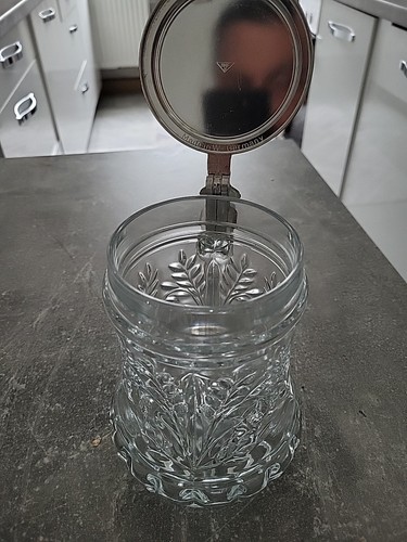 Bierkrug aus glas mit einem - aus,