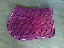 Satteldecke, weinrot