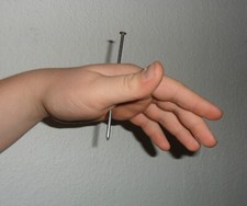Echter stahlnagel der hand - echter,