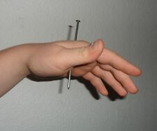 Echter Stahlnagel in der Hand