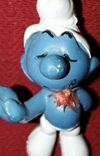 Lächelnder Schlumpf mit roter Strohblume am Revers von  Peyo  Schleich Nr. 4