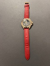 Sehr schöne Vostok Komandirskie Militäruhr, Handaufzug m. rotem Haileder-Armband