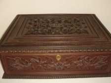 sehr große Holztruhe/Schrein