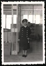 Fotografie 2.WK, junge Frau in Uniform der Kriegsmarine mit Mütze & Dolch 