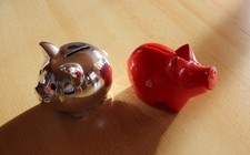 2 Sparschweine mit Schlüssel, rot Sparkasse und silberne Sparbüchse