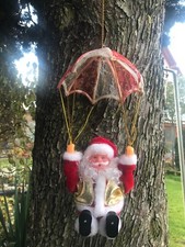 Weihnachtsmann am Fallschirm