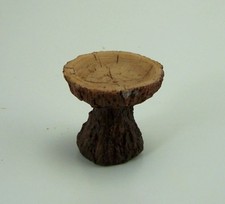 Miniatur-Garten Brunnen, Holzoptik, aus Polyresin. Für Puppenstube oder Krippe