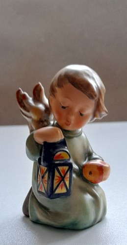 Kleiner engel mit - mit, laterne