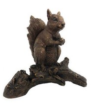 Bronzefigur Eichhörnchen auf