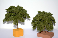 2 handgefertigte Bäume H0, Höhe ca. 13 cm und ca. 14 cm ,  neu