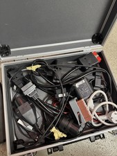 Laptop mit OBD-Scanner und installierter Diagnose-Software