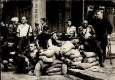 Ak Paris, Barricade au quartier de la Cite, Liberation - 4589972