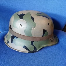 Tarnhelm, übermalter Feuerwehrhelm, Reenactment
