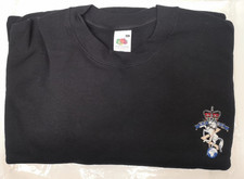 Schwarzer Pullover mit Royal