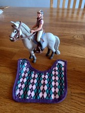 Schleich Reiterin  mit Pferd,Sattel,Trense und Pferdedecke 