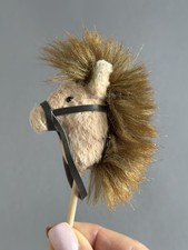 Mini Pferd auf einem Holzstock