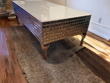 Couchtisch-besteht aus kleine Spiegelstücken an den Seiten,Beine sind aus Metall