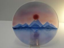 Glas Kunstwerk, Motiv: Berge mit Sonnenaufgang, Teller m. Aufständer, 31 cm