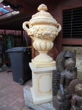 Amphore mit Henkel auf Sockel