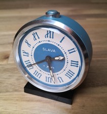 Älterer Wecker, Slava Jewels, mechanischer Reisewecker, römische Ziffern, blau