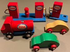 HEROS Esso Tankstelle Vintage Holzspielzeug - mit 3 Fahrzeugen - 1970er