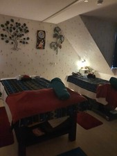 1 Massageliege 200x100 cm und 1 Massageliege 80 x 200 cm elektrisch