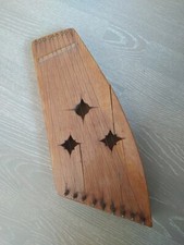 Kleine alte Zitter aus Holz