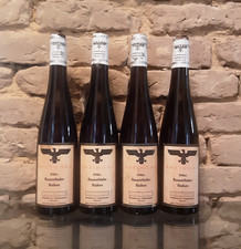 Vier leere alte Weinflasche